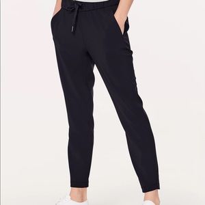 LULULEMON BLACK ON THE FLY PANTS SIZE 2